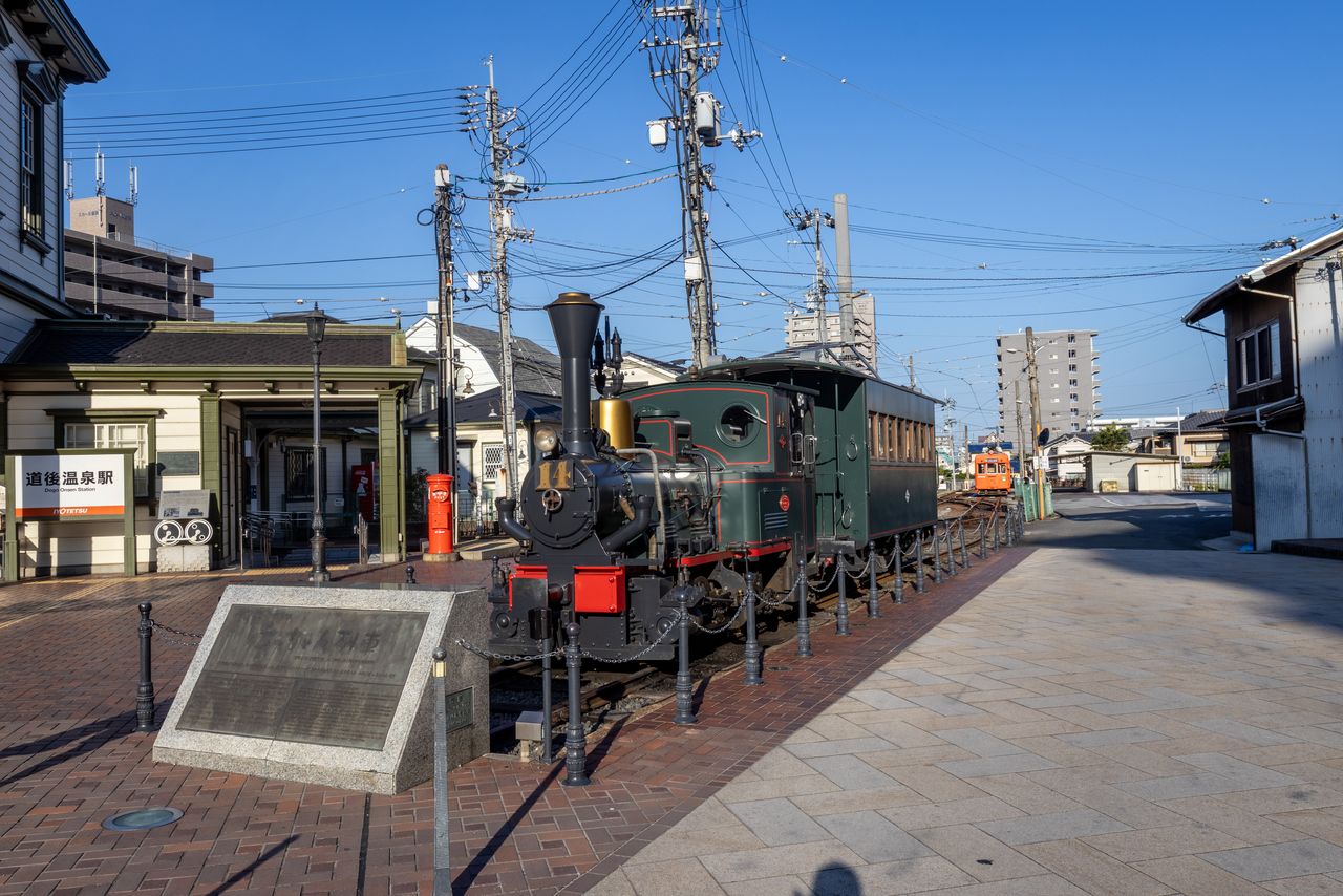 قطار بوتشان التابع لخط ليوتيتسو للسكك الحديدية. كان في الأصل قاطرة بخارية إلى أن تم تزويده بمحرك ديزل عندما تم تصليحه. (© Nippon.com)