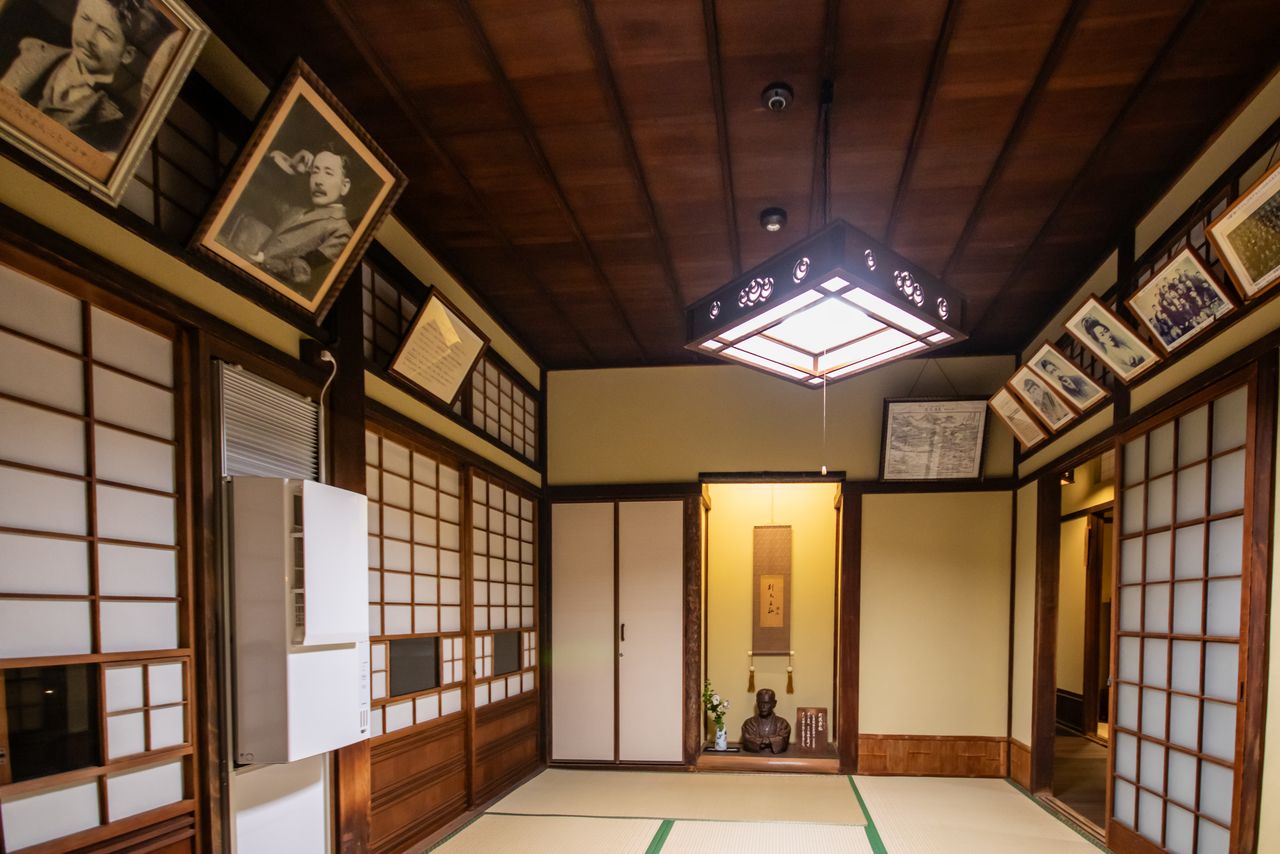 عرض صور لشخصيات من رواية بوتشان، بما في ذلك شخصية مادونا التي تمثل حب البطل . (© Nippon.com)