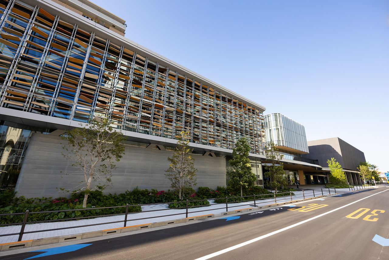 من اليسار إلى اليمين، يتكون المجمع من أكاديمية نوفاري، ومركز نوفاري، وأرشيف نوفاري. تقع القناة في نهاية الطريق. (© Nippon.com)