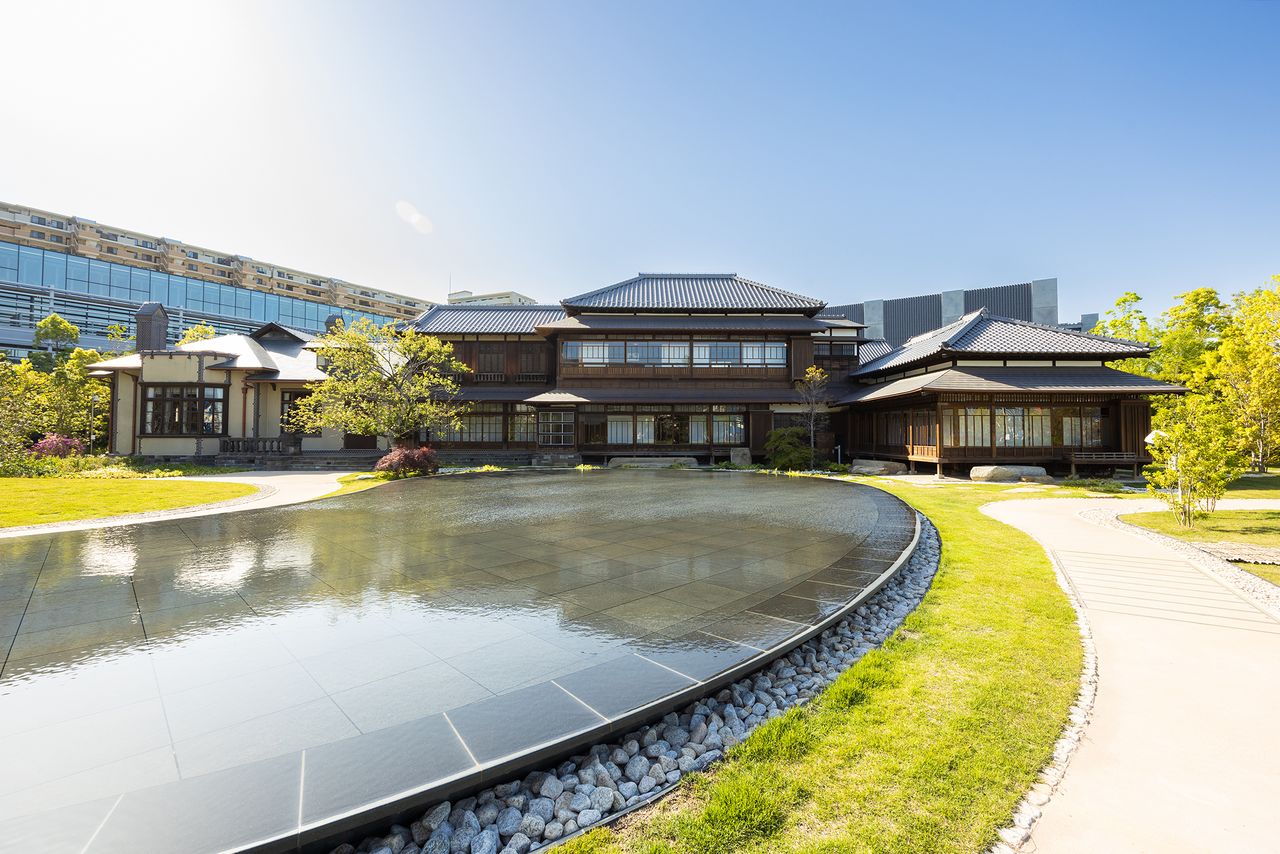 يتألف منزل شيبوساوا السابق من ثلاثة أجزاء، من اليسار إلى اليمين: جناح على الطراز الغربي، المبنى الرئيسي، ومسكن لوالدة كيزو. كما أن الممر الذي يربط الجناح الغربي بالمبنى الرئيسي مصمم أيضًا على طراز وا-يو سيتشو المدمج، الذي يجمع بين العناصر الغربية واليابانية. (© Nippon.com)