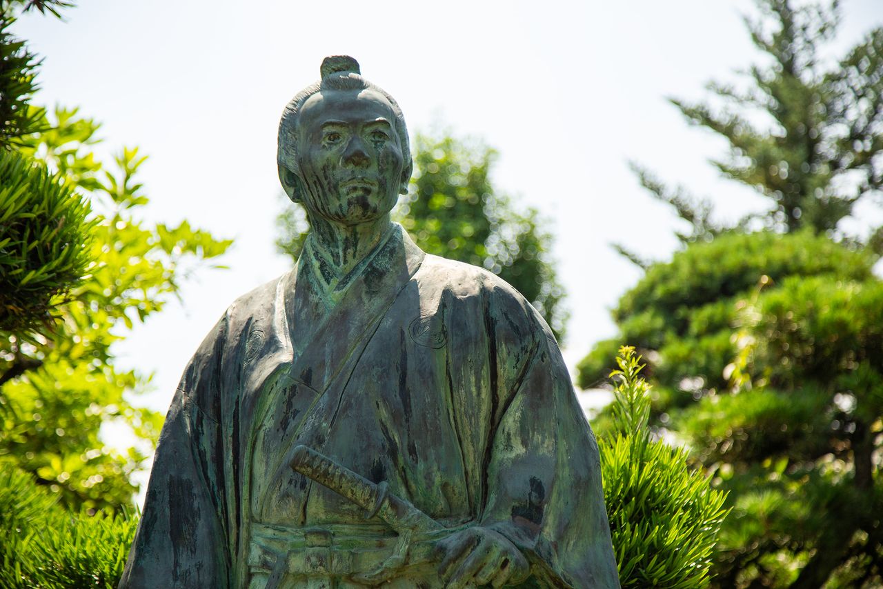 يقف تمثال لشيبوساوا إييتشي الشاب على أرض منزل عائلته السابق في فوكايا. (© Nippon.com)