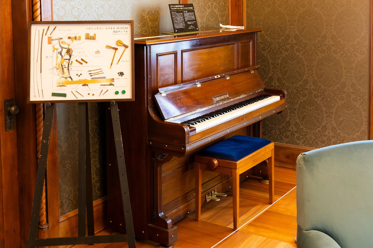 هذا البيانو من إنتاج شركة بيششتاين هو نموذج خاص تم تصنيعه للتصدير إلى آسيا. تم تعزيز أجزائه الملصقة بمسامير للتعامل مع المناخ الرطب. (© Nippon.com)
