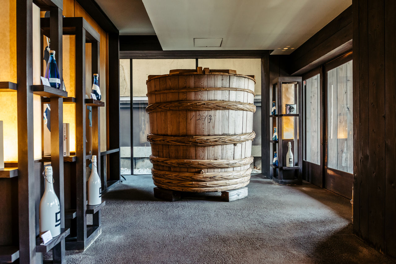 برميل خشبي كبير (أوكي) من النوع المستخدم تقليديا لتخمير الساكي يحتل مكانا مهما في مدخل ماسوئيتشي هونتين.