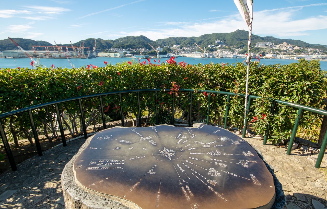 منظر من حديقة ميناء ناغاساكي ومرافقة المخصصة لبناء السفن. (© Nippon.com)