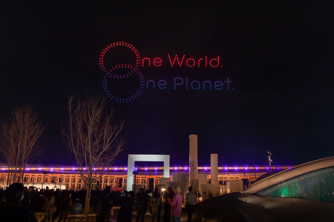 عرض للطائرات بدون طيار في السماء فوق الحلقة الكبرى.(© Nippon.com)