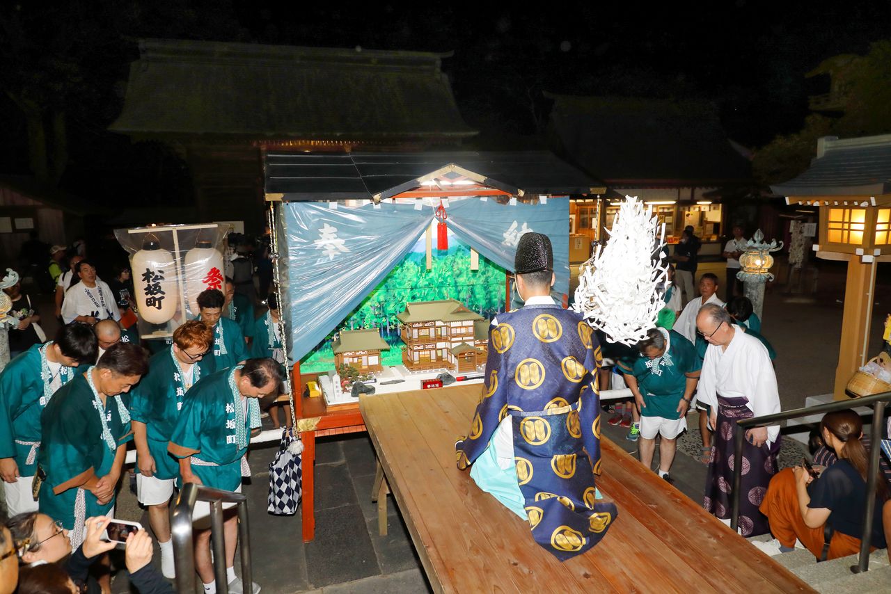 يمكن أن يصل عرض فوانيس تورو المقدمة كقرابين إلى 1.5 متر. (© مكتبة هاغا)