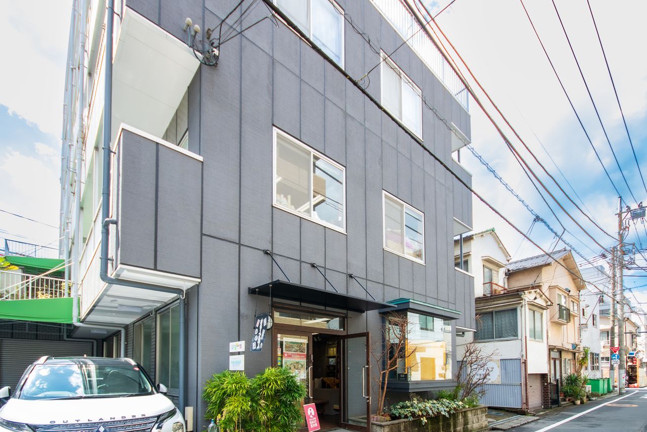 يقع متجر ”كاتاؤكا بيوبو“ في حي سكني هادئ. ويضم الطابق الأول صالة عرض، بينما يضم الطابق الثاني ورشة العمل. (© Nippon.com)