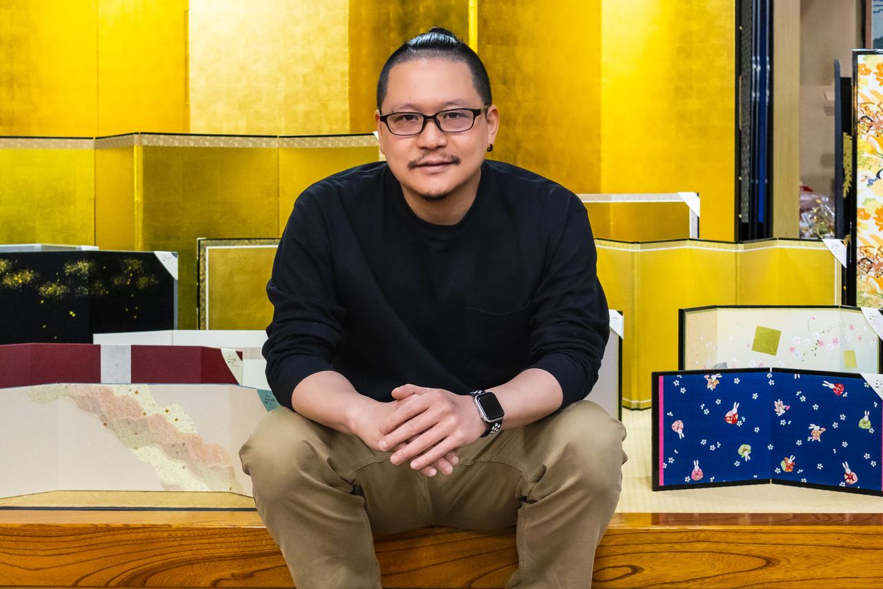 يقول ”كاتاؤكا كوتا“، مدير متجر ”كاتاؤكا بيوبو“، أن كل فرد في فريقه الصغير المكون من سبعة أعضاء يلعب دورًا حيويًا في نشر ثقافة السواتر القابلة للطي، بدءًا من الحرفيين ذوي الخبرة وصولًا إلى أقلهم خبرة. (© Nippon.com)