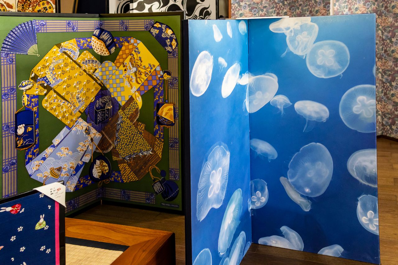 يمكن استخدام الصور وغيرها من المناظر للاستخدام في الطلبات المخصصة للسواتر القابلة للطي. (© Nippon.com)