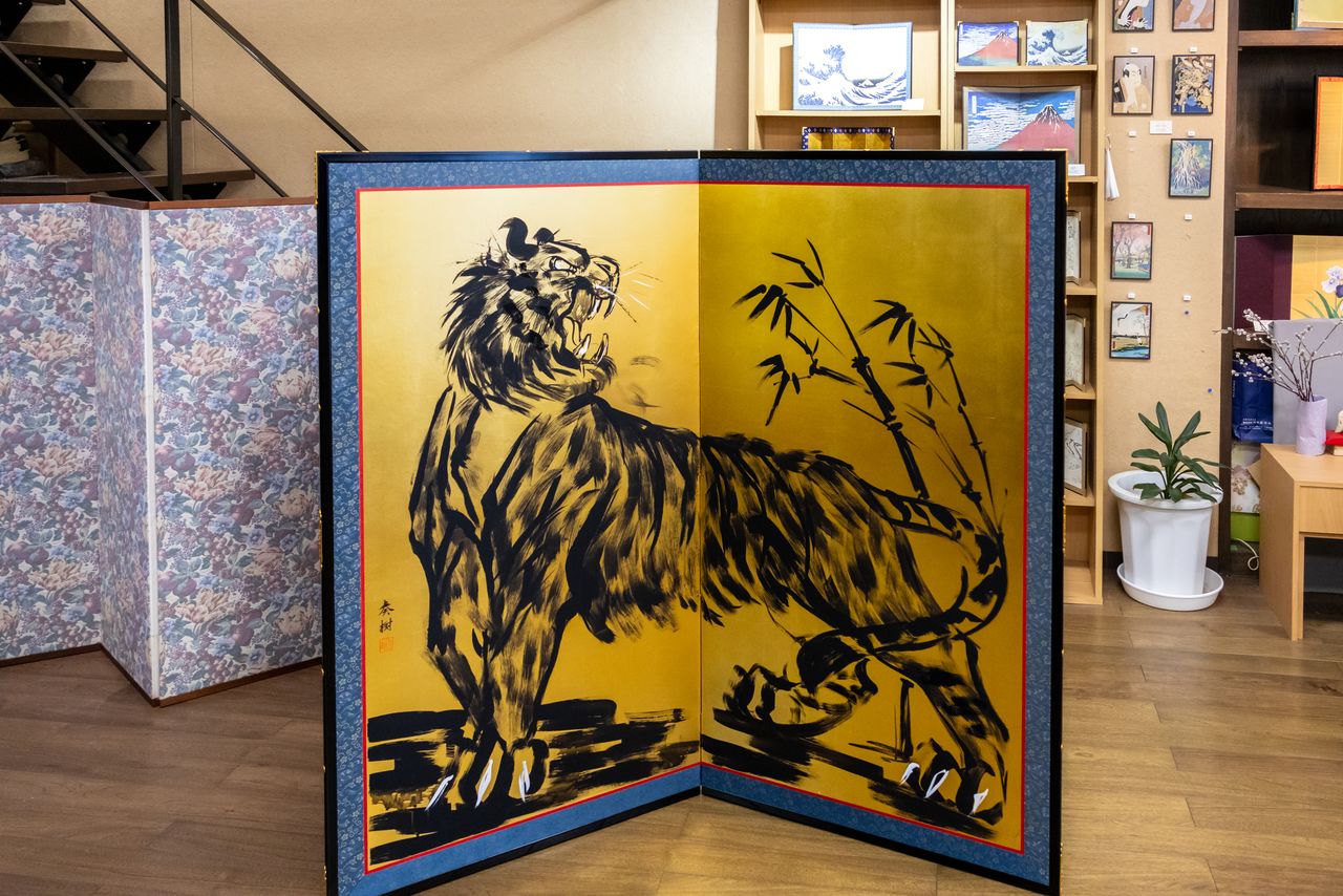 عمل فني تقليدي لأحد الفنانين المعاصرين. (© Nippon.com)