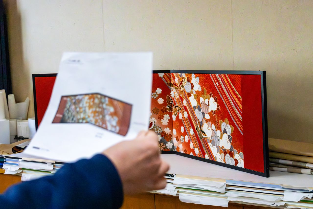 يتم فحص المنتجات النهائية بعناية وفقًا للتصميم الأصلي. (© Nippon.com)