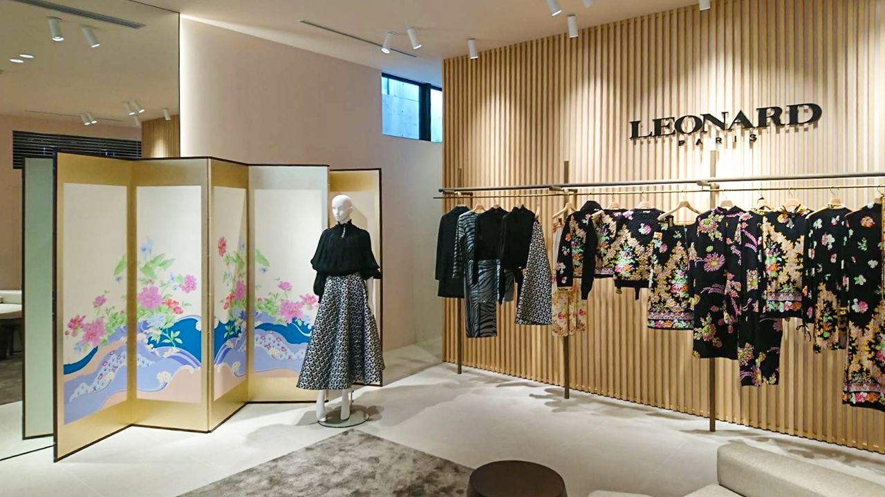 عرض أزياء يتضمن سواتر قابلة للطيّ، مصنوعة خصيصًا من قِبل متجر كاتاؤكا بيوبو. (© كاتاؤكا بيوبو)