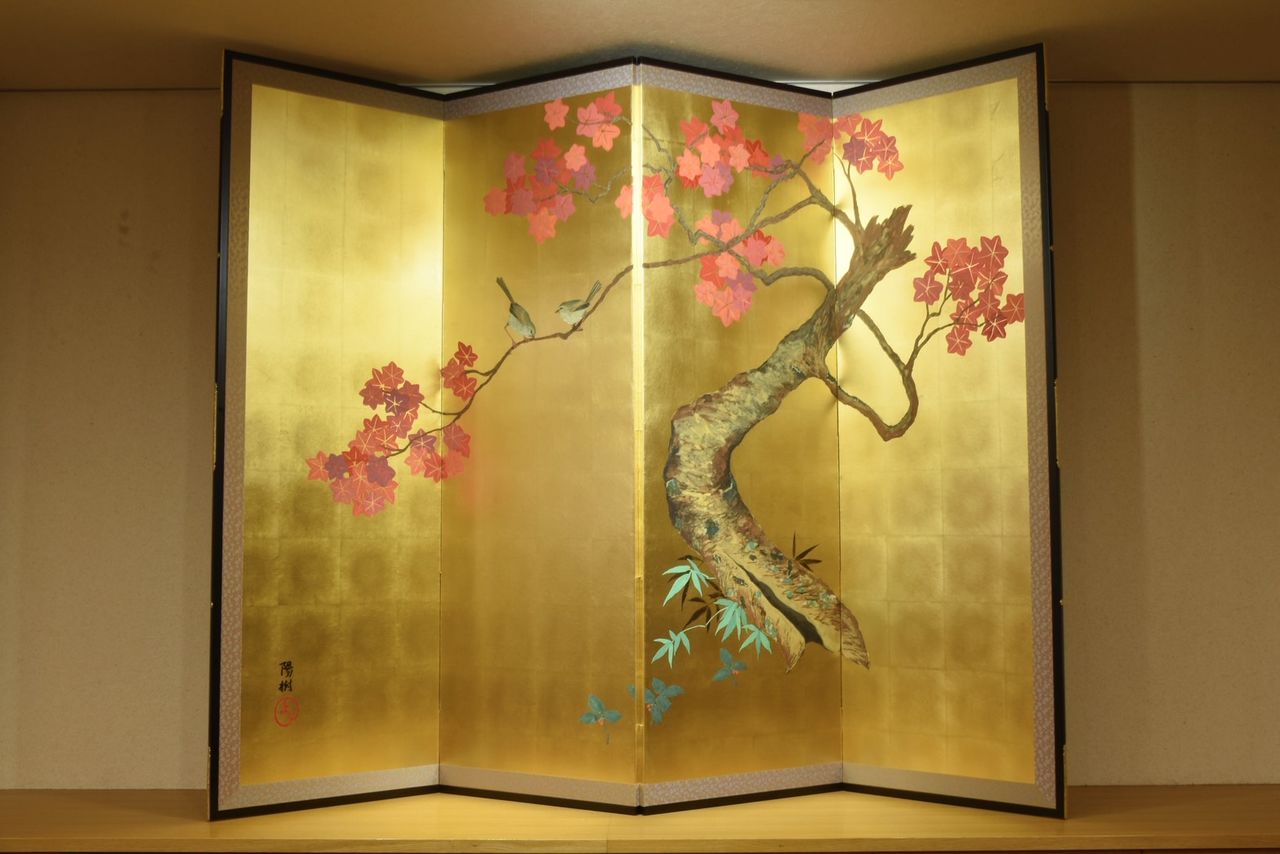 سواتر قابلة للطي طلبها عميل أجنبي، تتميز بشجرة قيقب يابانية في الخريف وأوراق ذهبية. (© كاتاؤكا بيوبو)