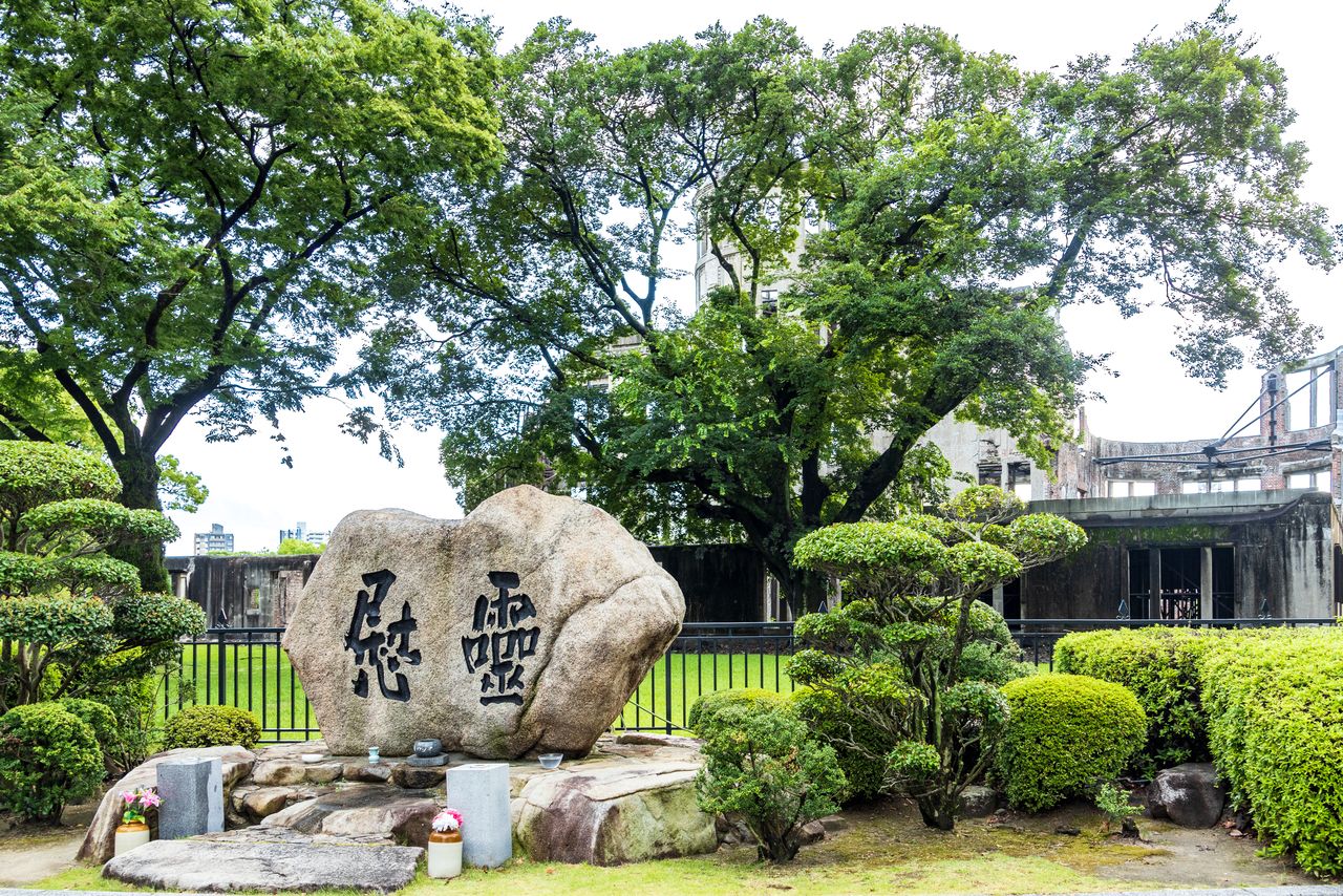 نُصب تذكاري أُقيم على الجانب الشرقي من القبة. (© Nippon.com)