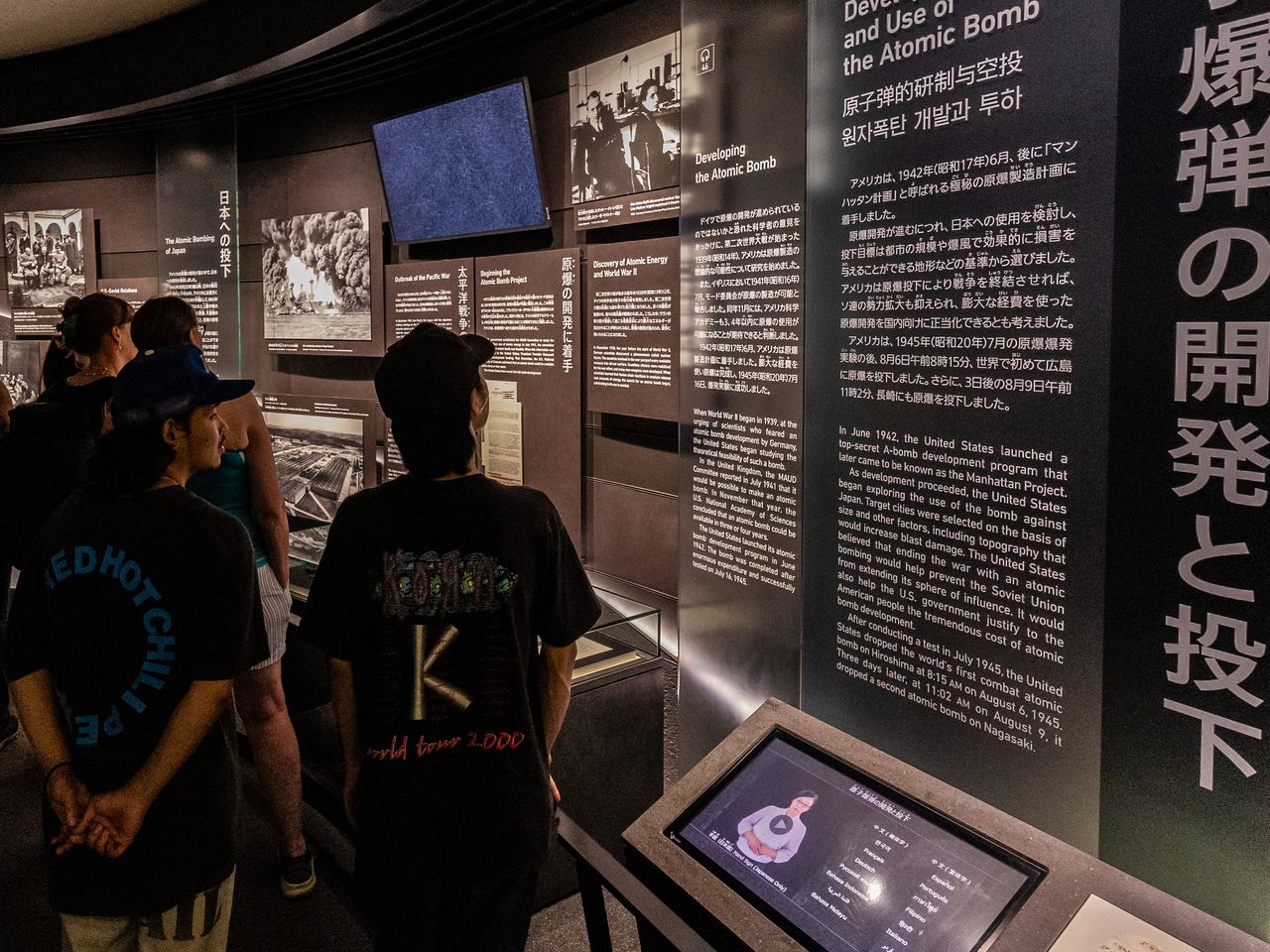 معلومات المعرض متوفرة بلغات تشمل الإنكليزية والصينية والكورية، وتُضاف لغة الإشارة اليابانية إلى الكثير من المحتوى المرئي. (© Nippon.com)