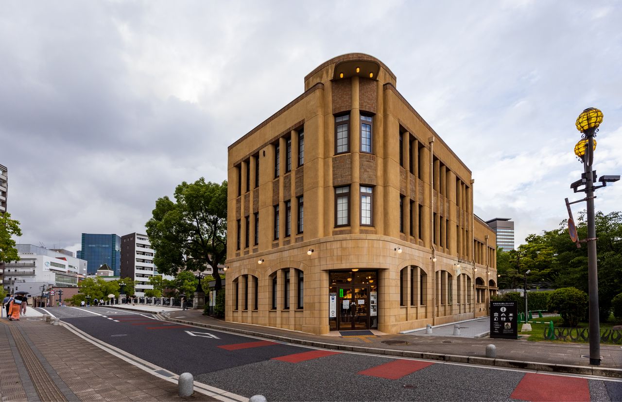 الاستراحة الموجودة في حديقة السلام التذكارية، المبني حول أنقاض هيكل دمرته القنبلة، يعرض منطقة القبو السليمة وعروضًا تاريخية، بالإضافة إلى استضافة مقهى ومتجر هدايا. (© Nippon.com)