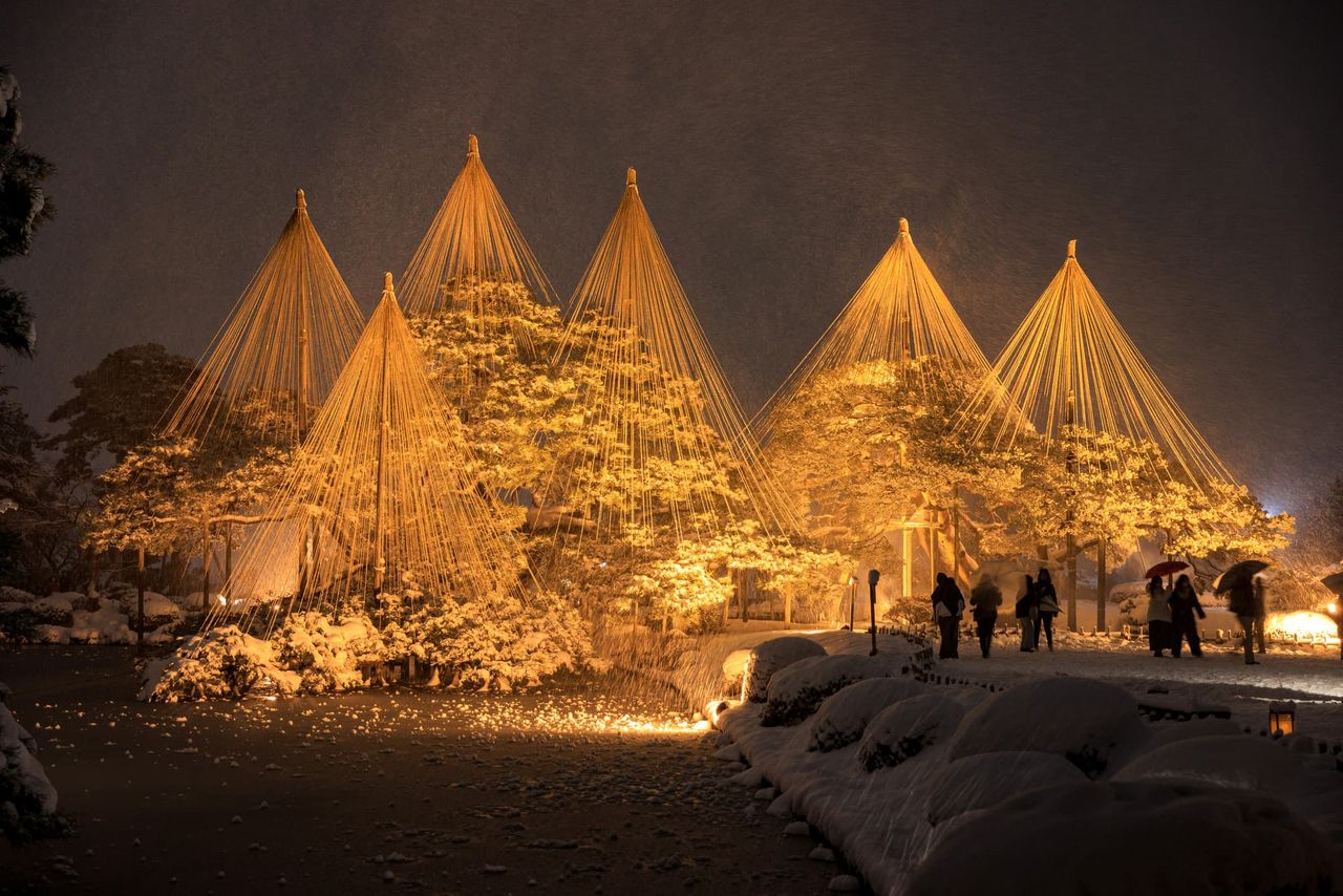 يوكيزوري مضاء ليلاً في كينروكوين. (© بيكستا)