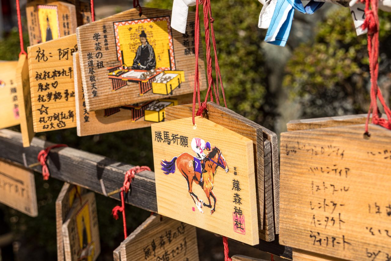 تُعد الإيما التي تصور خيول السباق شائعة بين المراهنين الذين يأملون في الفوز. (© Nippon.com)