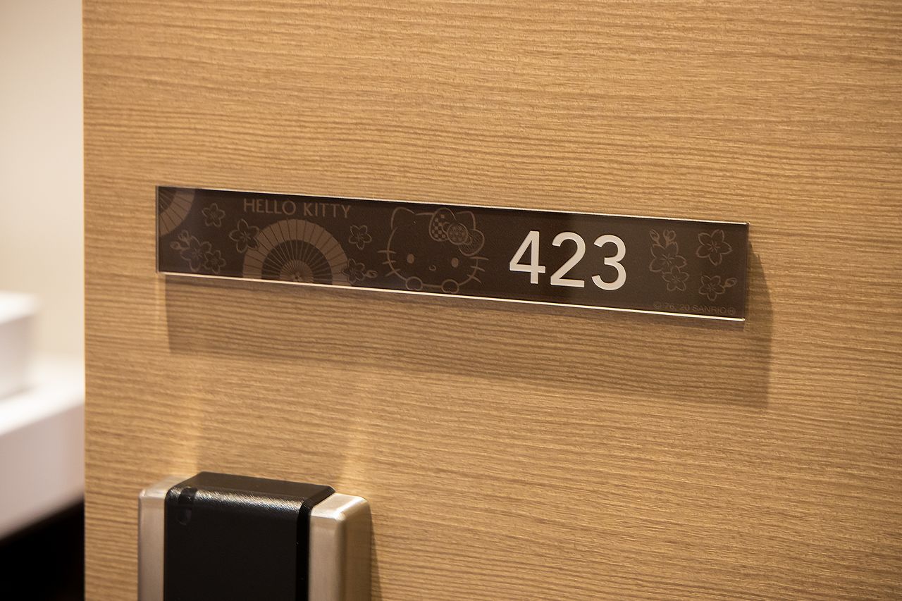 حتى لوحات الأرقام في الغرف تتميز بطابع مستوحى من شخصية هالو كيتي.