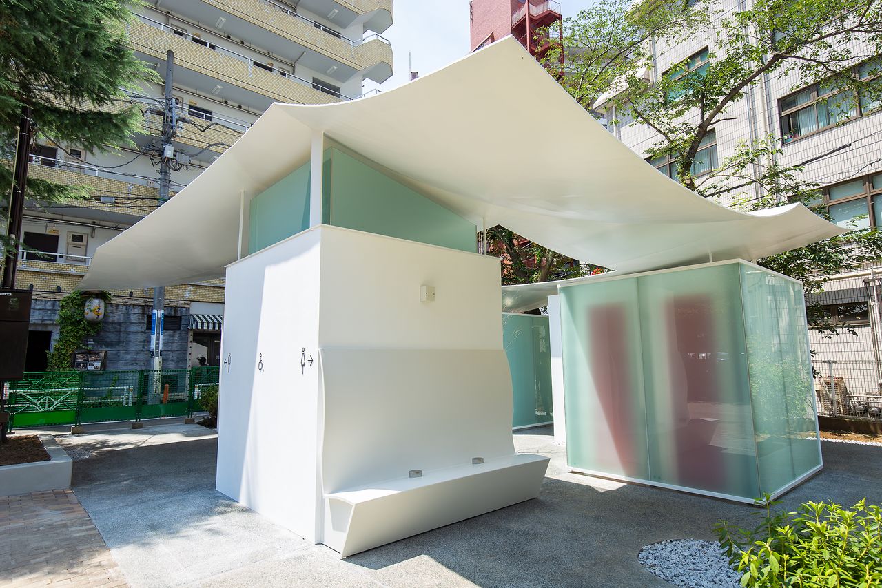 ثلاثة مراحيض للرجال والنساء متصلة بسقف منحني. يمكن للزوار أن يستريحوا على مقعد مدمج في الجدار الخارجي.