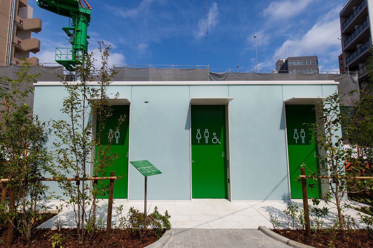 الجدران الخارجية مصنوعة من الزجاج المصنفر، مما يضمن الخصوصية مع السماح بدخول أشعة الشمس. تضيء المنشأة في الليل مثل الفانوس.