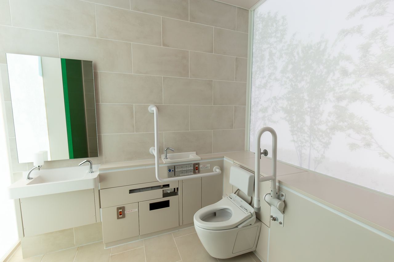 مساحة مريحة حيث تظهر زخارف شجرية على أسطح الزجاج المصنفر.