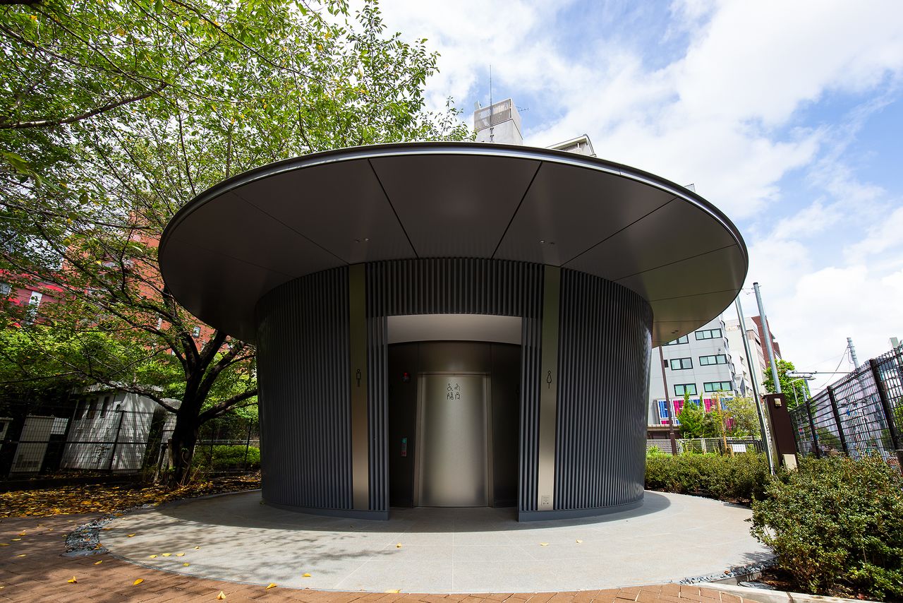 يحمي القرص العريض للسقف المدخل الأمامي المواجه لمحطة شيبويا من العوامل الجوية.