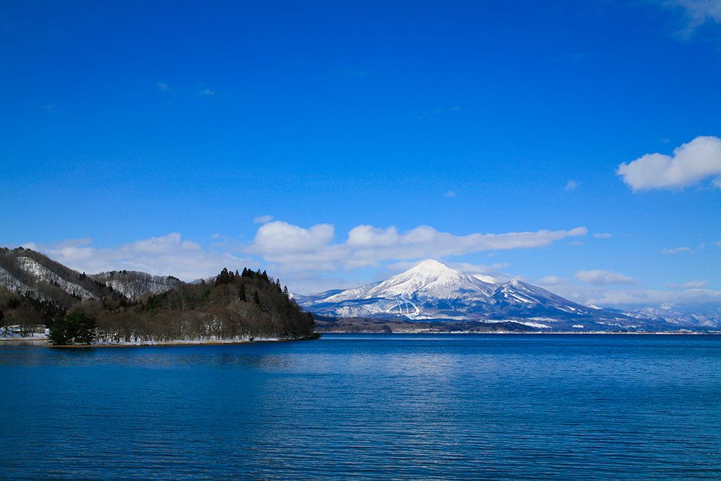  جبل بانداي المغطى بالثلوج على مرمى البصر من بحيرة إيناواشيرو. ”بإذن من جمعية السياحة والمنتجات المحلية بمحافظة فوكوشيما“.