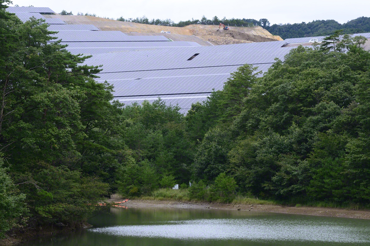 منشأة لتوليد الطاقة الشمسية تم بناؤها عن طريق استصلاح ساتوياما.