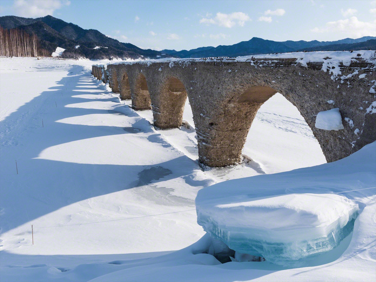  في فبراير/ شباط، يظهر الجسر وسط المناظر الطبيعية المتجمدة، مع تكون الجليد الكثيف على البحيرة حيث تنخفض درجات الحرارة إلى 25 درجة مئوية تحت الصفر.