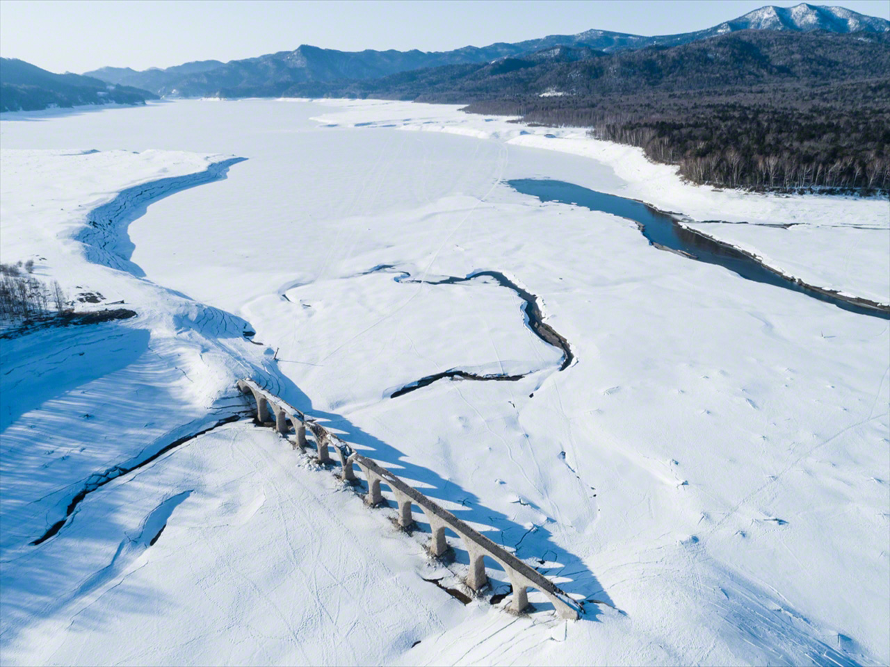 في مارس/ آذار، يكسو الجليد والثلوج بحيرة نوكابيرا. ويُرى نهر أوتوفوكى وهو يتدفق على اليمين.