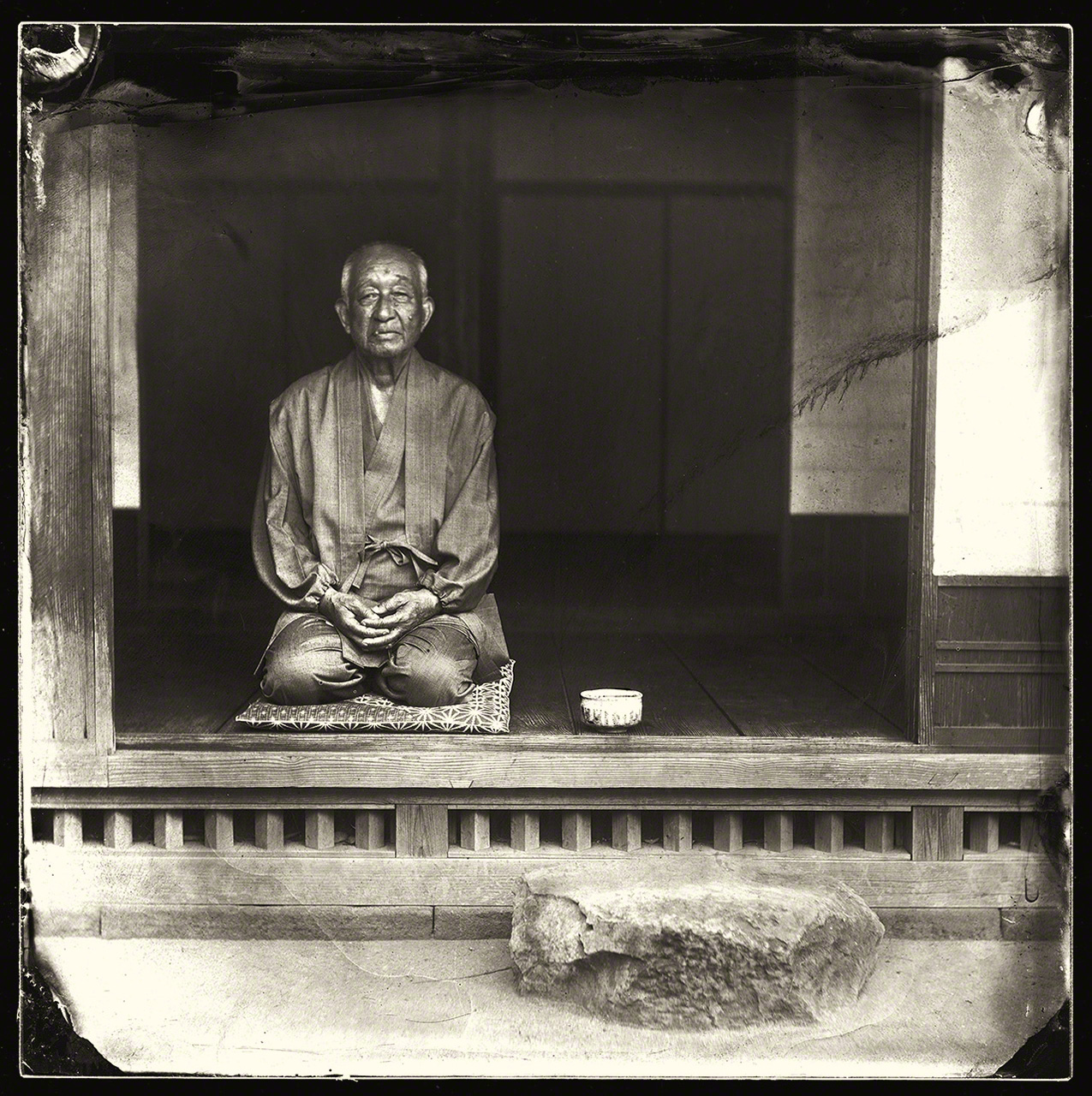 المؤرخ المحلي والحكواتي فوجيؤكا دايسيتسو. كانت قصصه عن منطقة إيزومو أحد مصادر الإلهام الرئيسية لمشروع التصوير الفوتوغرافي هذا.