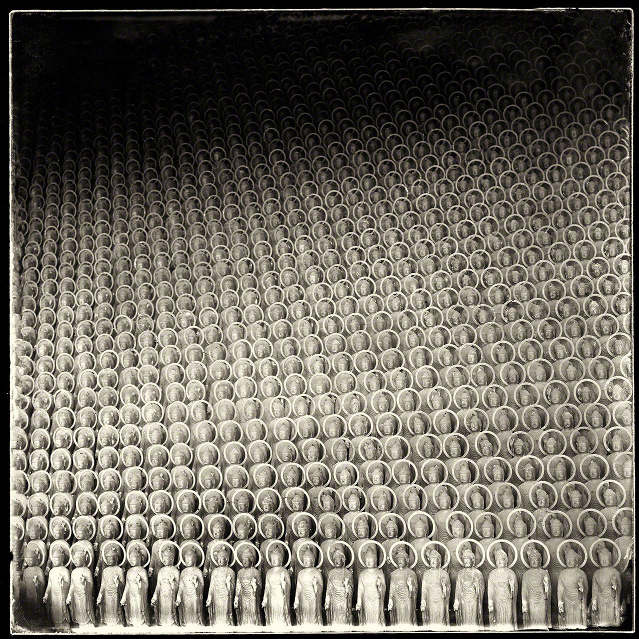 منظر لـ 84 ألف تمثال بوذي في معبد إيتشيباتا ياكوشي في إيزومو. يأتي المصلون إلى المعبد للعلاج من الأمراض التي تصيب العين.