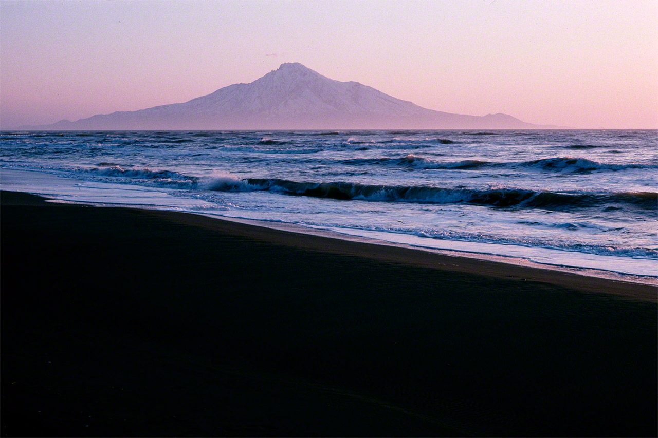 منظر لجبل ريشيري من ساحل سهل ساروبيتسو في جزيرة ريشيري المنعزلة في البحر (بحر اليابان).