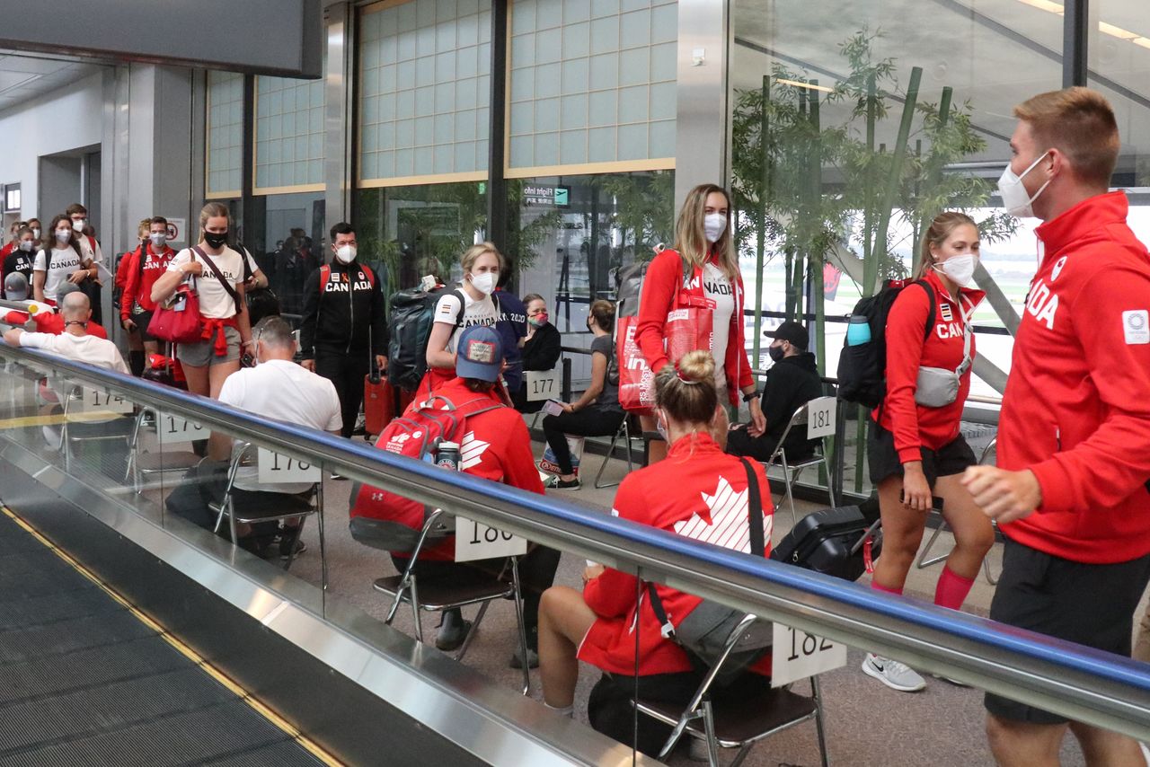 وصول أعضاء الفريق الكندي للتجديف إلى مطار ناريتا في 2 يوليو/ تموز 2021، للتدريب على المباريات التمهيدية في ساغاميهارا بمحافظة كاناغاوا. جيجي برس)