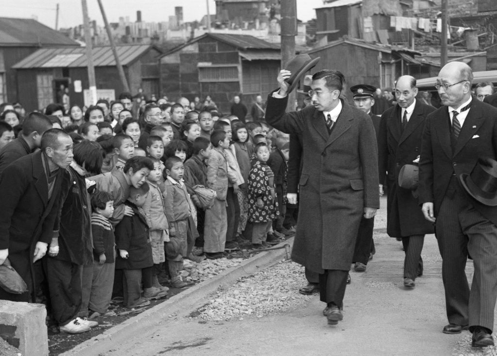  الإمبراطور شوا في زيارة إلى مدينة يوكوهاما حيث يعيش ضحايا الحرب، بعد بدء جولة في جميع أنحاء البلاد بعد الحرب العالمية الثانية في شهر فبراير/شباط من عام 1946 (وكالة كيودو).