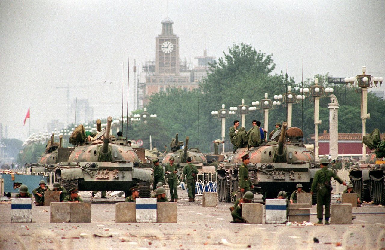 الدبابات الصينية تقوم بدوريات في شارع تشانغ أن في بكين في 6 يونيو/ حزيران 1989، بعد يومين من حادثة ميدان تيانانمين. وكالة فرانس برس/ جيجي برس.