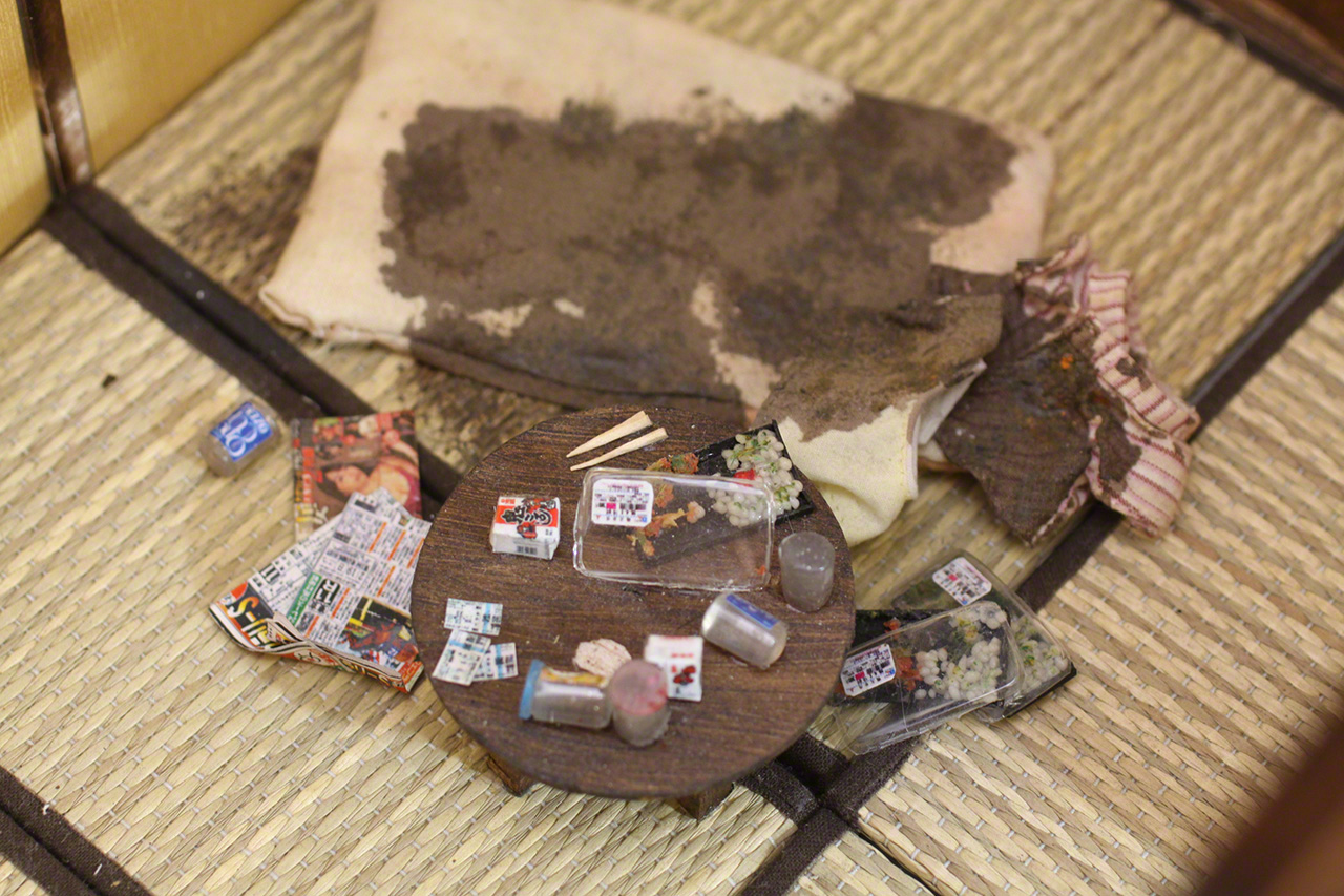 تفاصيل لمنمنمة الموت وحيدا لشخص في الخمسينات من عمره.