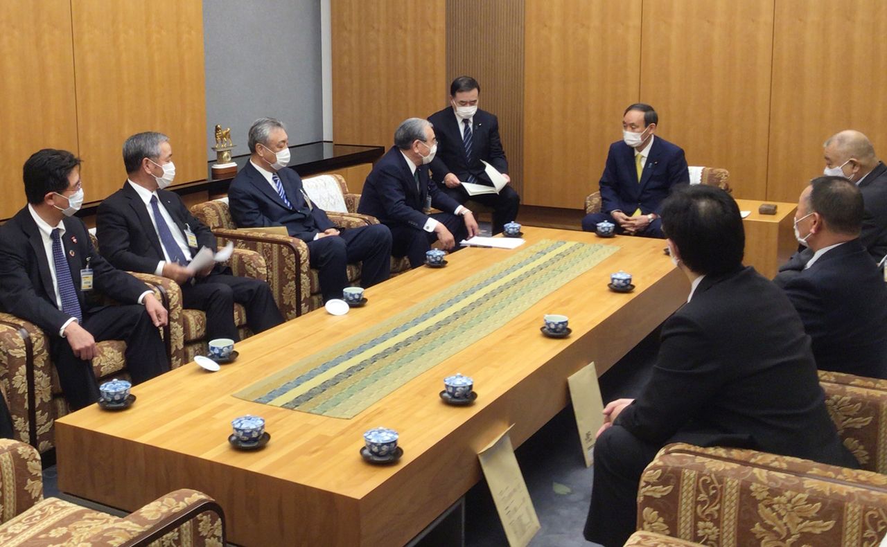 لقاء رئيس التعاونيات السمكية اليابانية كيشي هيروشي مع رئيس الوزراء سوغا في 7 أبريل/نيسان عام 2021 في مقر رئاسة الوزراء (حقوق الصورة لجيجي برس وهي مقدمة من تعاونيات مصائد الأسماك اليابانية).
