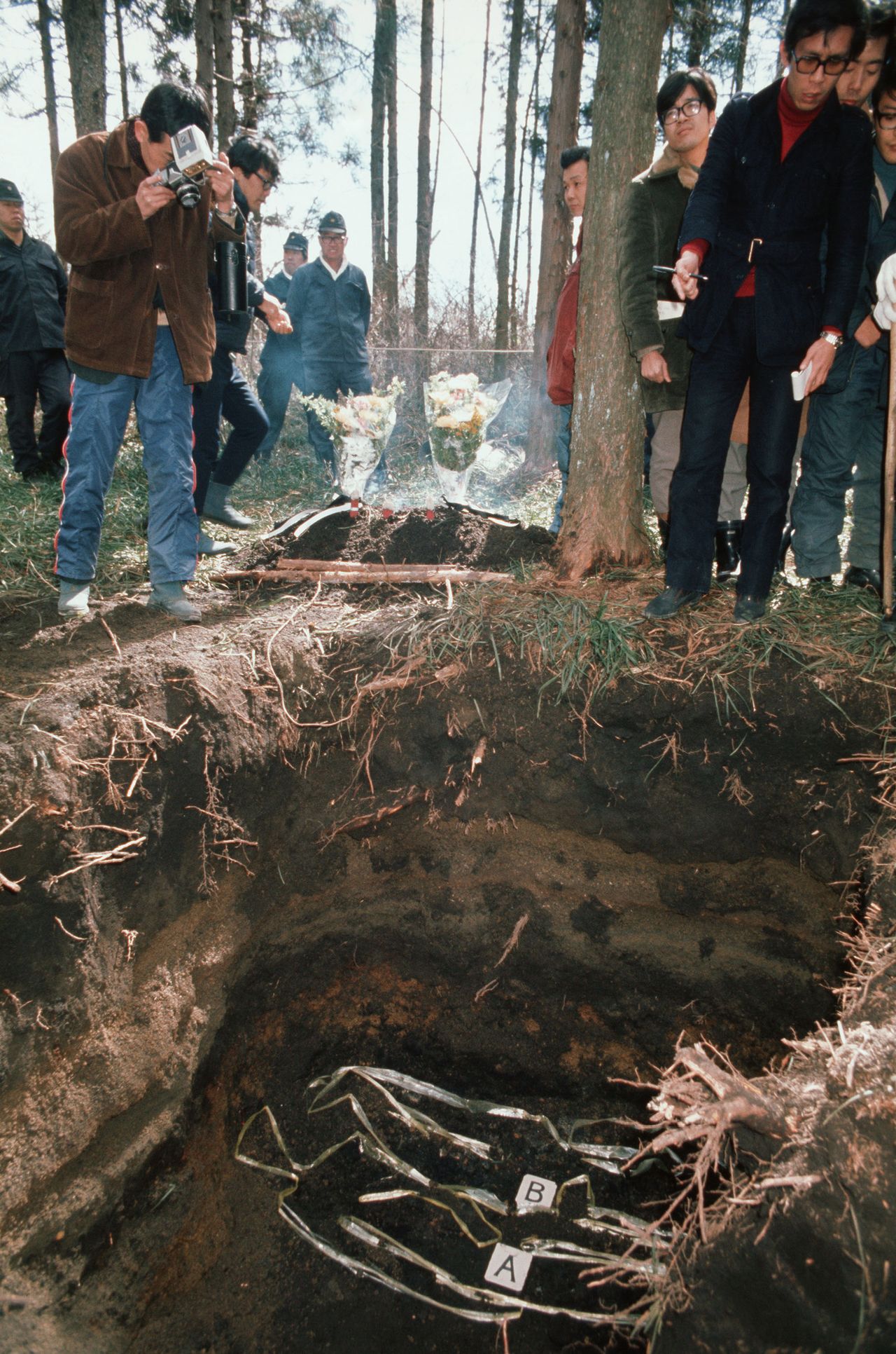 مكان دفن جثث الأعضاء الذين تم قتلهم بعد تعرضهم لتعذيب شديد بالقرب من قاعدة جبل هارونا. التصوير في شهر مارس/آذار من عام 1972 (جيجي برس)　