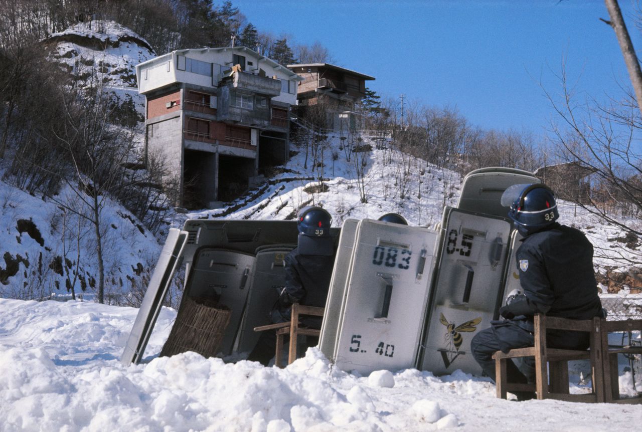 قوة من الشرطة تراقب أعضاء الجيش الأحمر الموحد الذين تحصنوا في أساما سانسو (جيجي برس)