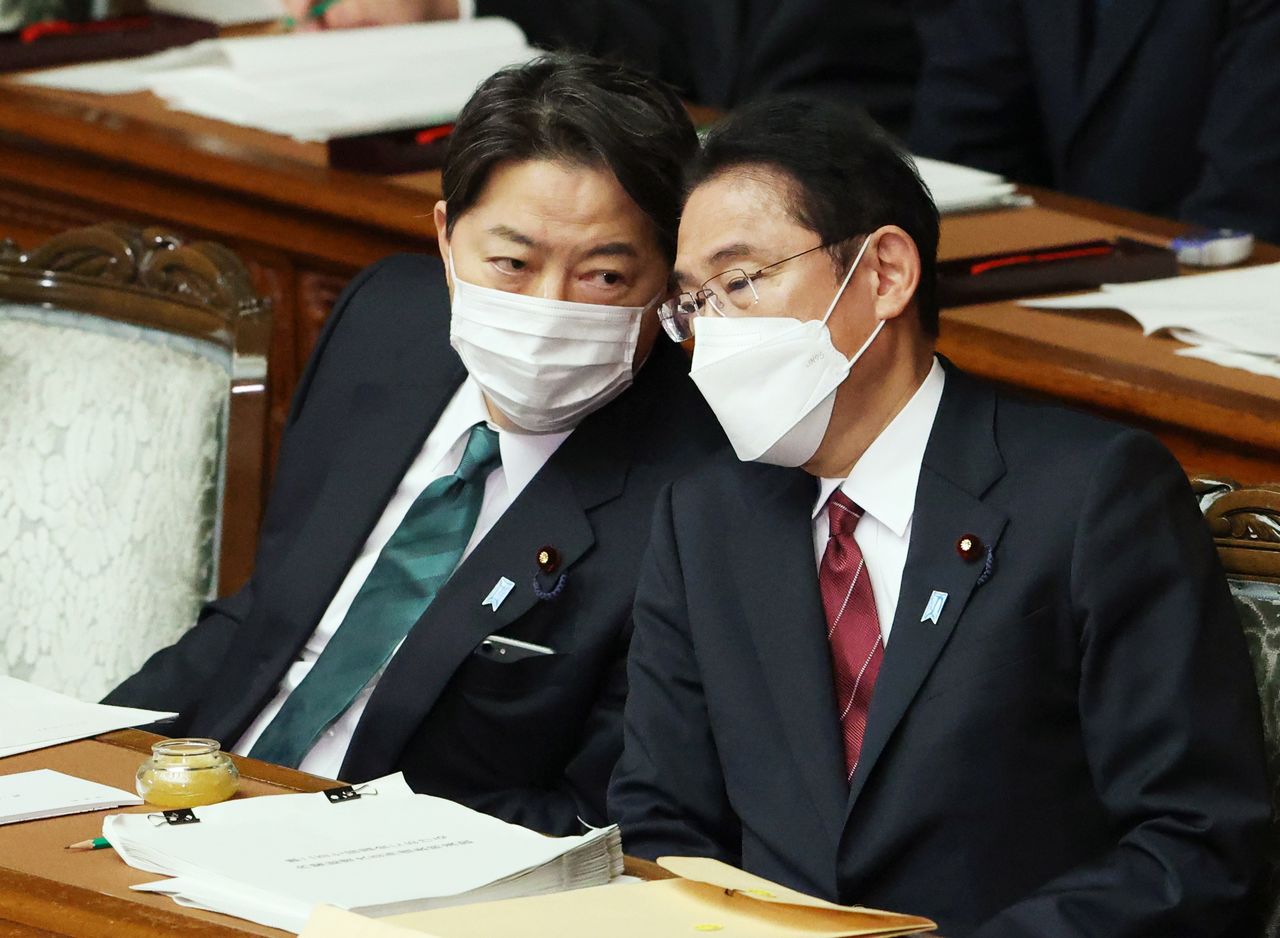 رئيس الوزراء كيشيدا فوميئو (على اليمين) ووزير الخارجية هاياشي يوشيماسا، في نقاش خلال الجلسة العامة لمجلس النواب في 6 ديسمبر/ كانون الأول 2021 (جيجي برس).
