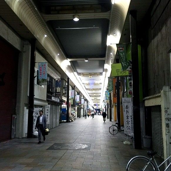 رواق تسوق مغلق إلى حد كبير في مدينة واكاياما، محافظة واكاياما. (مقدمة من الكاتب).