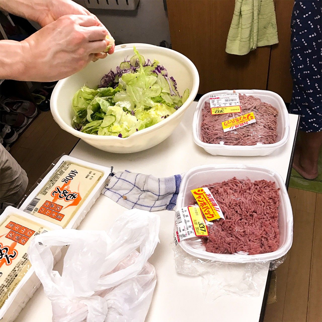 موظفو الكافتيريا يقومون بتحضير مابودوفو، الطبق الرئيسي لهذا المساء.