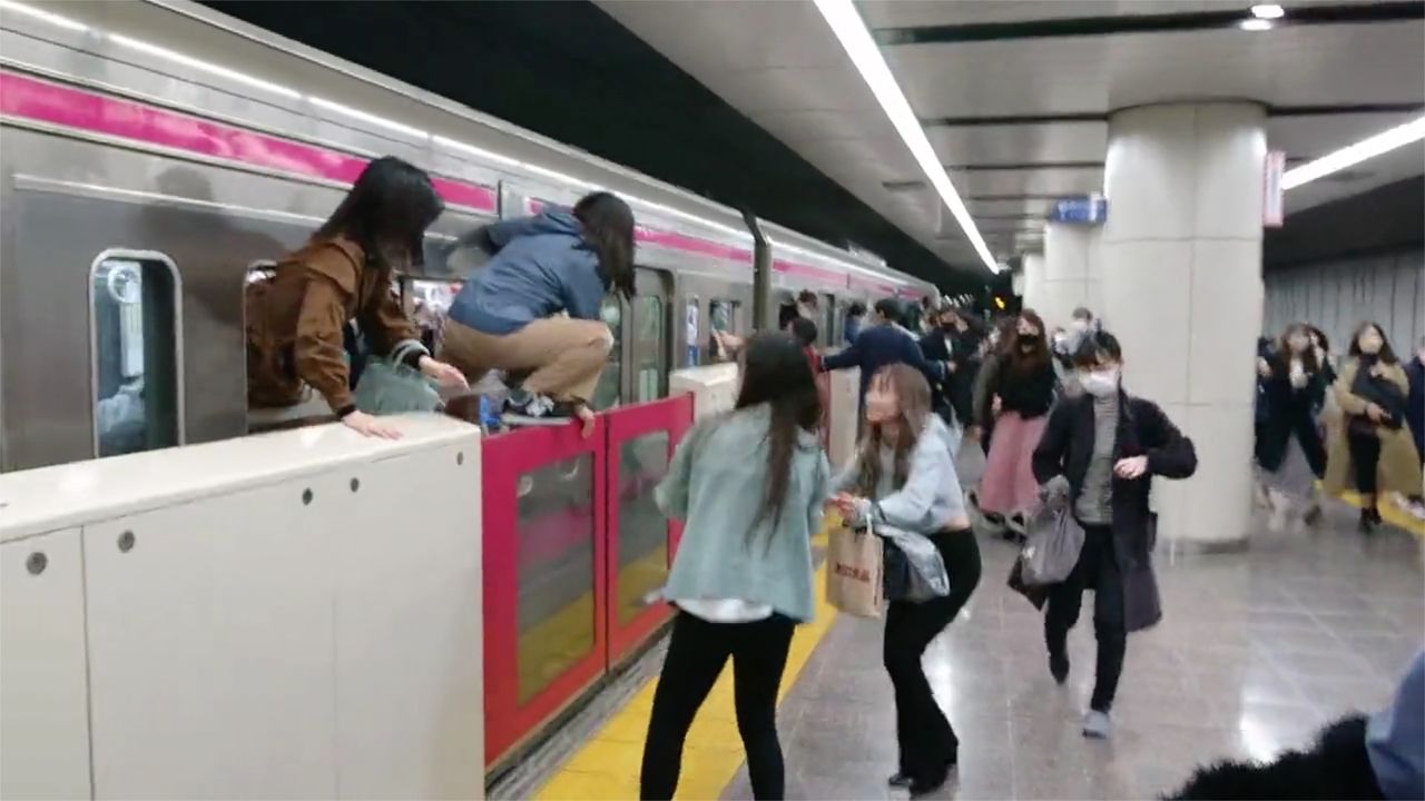 هروب الركاب من القطار عبر النوافذ في 31 أكتوبر/ تشرين الأول 2021، في تشوفو، طوكيو. رويترز.