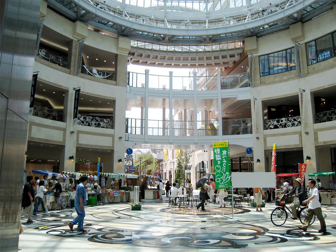 الساحة المغطاة بالقبة الزجاجية في منطقة ماروغمى ماتشي للتسوق عادت مرة أخرى مركزًا حيويًا لمدينة تاكاماتسو.