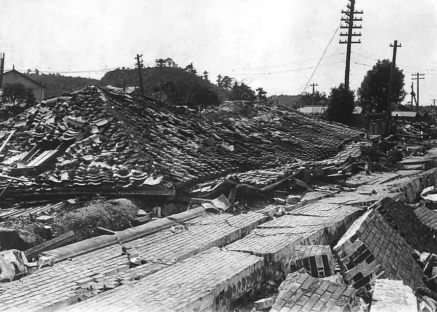 تم تدمير الجدار المحيط ومباني الزنازين في غضون لحظات بسبب الزلزال.