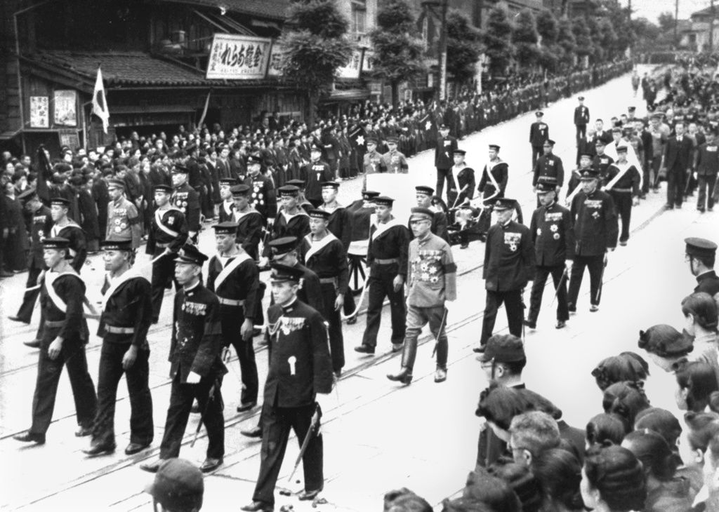 الجنازة الرسمية للأدميرال ياماموتو إيسوروكو تمر من متنزه هيبيا في طوكيو في 5 يونيو/حزيران عام 1943 (حقوق الصورة لكيودو).