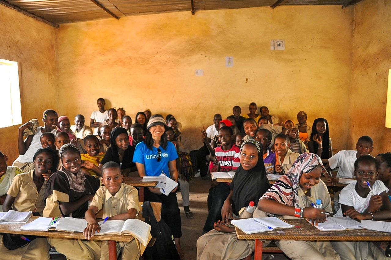 إيموتو مع مجموعة من الشباب القرويين في مالي خلال عملها مع اليونيسف حيث ساعدت في تأليف كتاب مدرسي لتعليم السكان المحليين طرق الوقاية من الإيبولا. الصورة من إيموتو ناوكو.