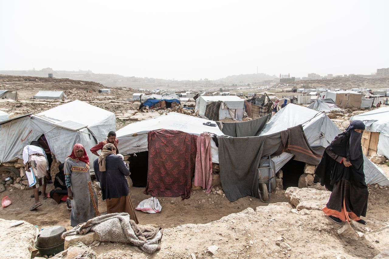 مخيم للاجئين في شمال اليمن في أبريل/ نيسان 2019. يزيد الاكتظاظ وسوء الصرف الصحي من خطر تفشي فيروس كورونا الجديد المدمر. الصورة من Agnes Varraine-Leca.